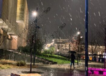 Reshjet e dëborës kthehen pas 4 vitesh, pamjet fantastike nga Tirana