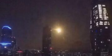 Soektakël në qiell: Meteori “shuhet” në mes të qytetit