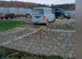 Saktësi e pabesueshme: Shoferi kalon urën me dy drunj