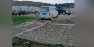 Saktësi e pabesueshme: Shoferi kalon urën me dy drunj