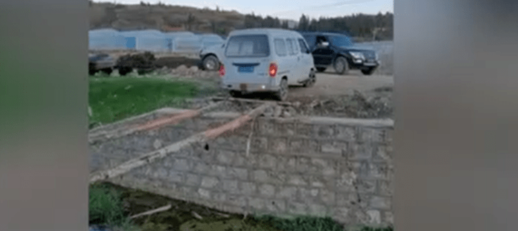 Saktësi e pabesueshme: Shoferi kalon urën me dy drunj