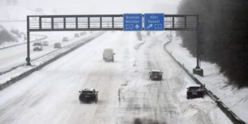Shoferi i Porsche nuk kishte para për goma dimri dhe u bllokua në borë