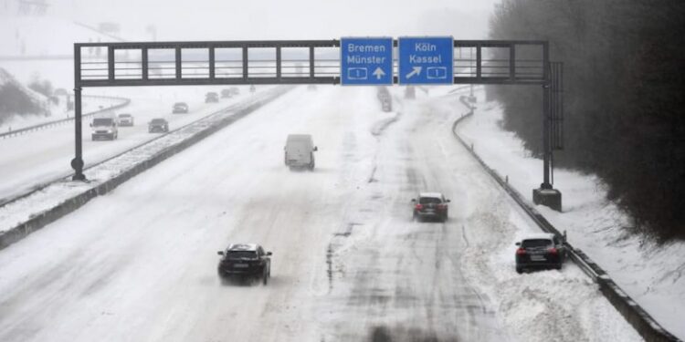 Shoferi i Porsche nuk kishte para për goma dimri dhe u bllokua në borë