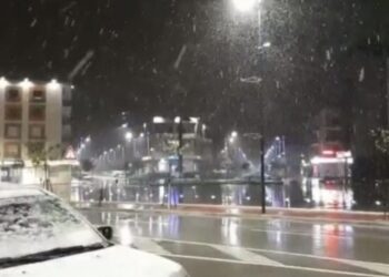 E rrallë në Fier, qyteti mbulohet nga bora