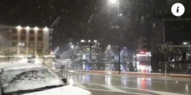 E rrallë në Fier, qyteti mbulohet nga bora