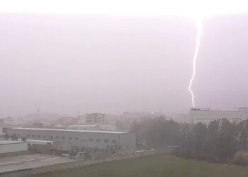 Rrufe dhe rrebeshe shiu: Tirana ‘pushtohet’ nga stuhia