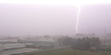 Rrufe dhe rrebeshe shiu: Tirana ‘pushtohet’ nga stuhia