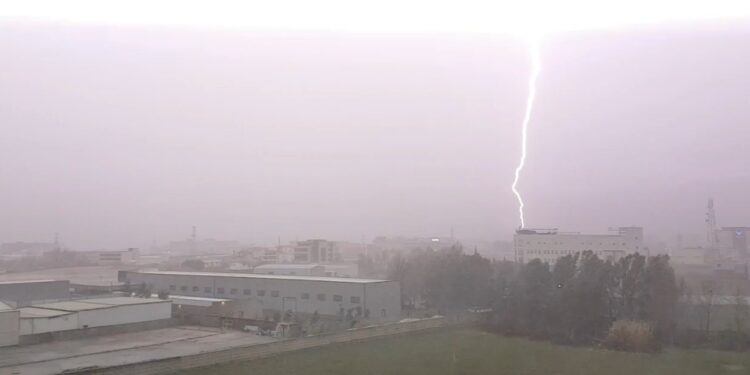 Rrufe dhe rrebeshe shiu: Tirana ‘pushtohet’ nga stuhia