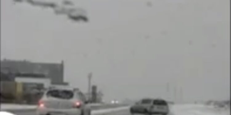 Rrugët me ngrica, pamje se si iu rrezikua jeta qytetarëve në trafik sot