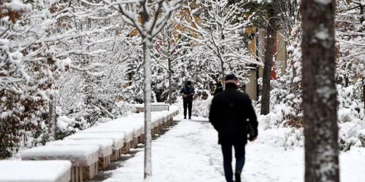 Deri në 10 cm borë, fenomen shumë i rrallë për Tiranën e pas viteve ’90