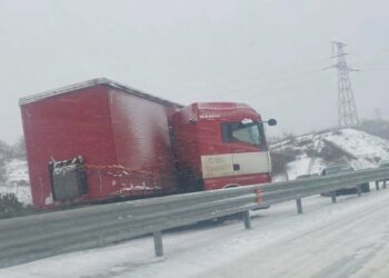 Aksident zinxhiror në Rrugën e Kombit: Përfshihen një kamion dhe disa vetura