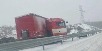 Aksident zinxhiror në Rrugën e Kombit: Përfshihen një kamion dhe disa vetura