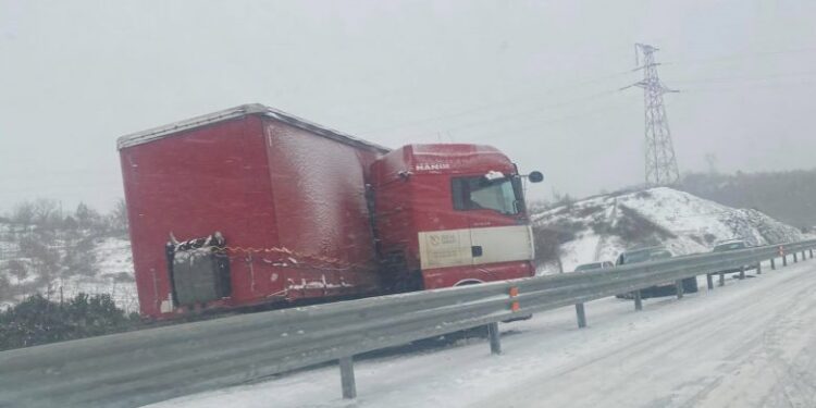 Aksident zinxhiror në Rrugën e Kombit: Përfshihen një kamion dhe disa vetura