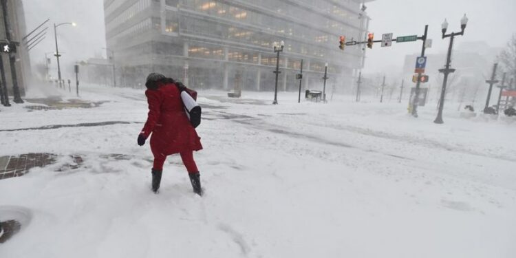 Vdes një grua në Pensilvani, u gjet e ngrirë në mes të borës