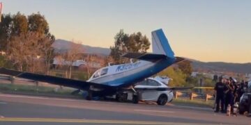 Aksident mes një veture dhe aeroplani në California