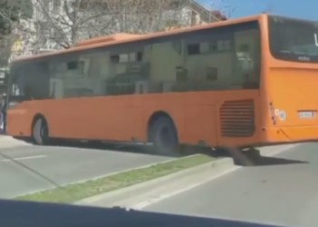 Manovër e rrezikshme, shikoni çfarë çmendurie bën ky shofer i autobusit