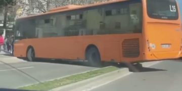 Manovër e rrezikshme, shikoni çfarë çmendurie bën ky shofer i autobusit