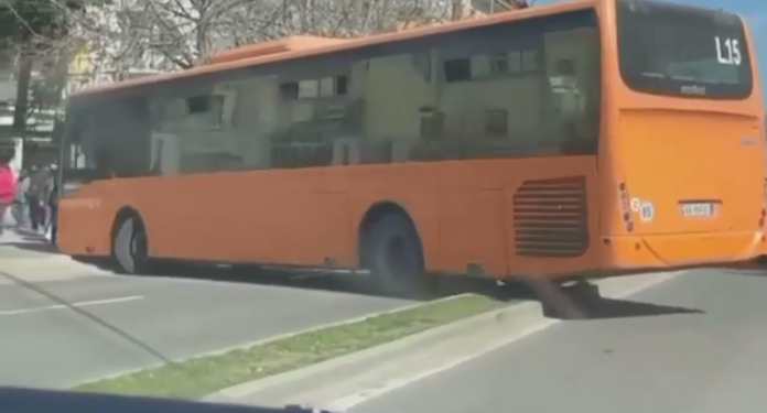 Manovër e rrezikshme, shikoni çfarë çmendurie bën ky shofer i autobusit