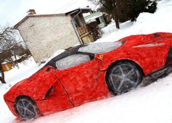 S’kishte para ta blinte, burri e bën vetë një Ferrari prej bore