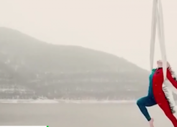 “Shqiponja e shqiptarëve” – performancë e jashtëzakonshme mbi Liqenin e Badovcit