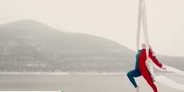 “Shqiponja e shqiptarëve” – performancë e jashtëzakonshme mbi Liqenin e Badovcit