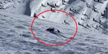 Video dramatike nga aksidenti në Brezovicë, një person rrotullohet me motor të borës