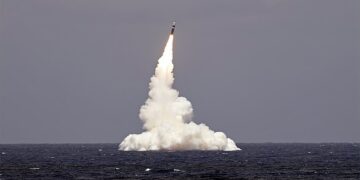 Nëndetësja lëshon raketën balistike, në Florida mendojnë se ishte UFO!