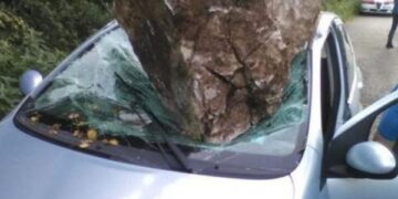 Shkëmbi bie nga lartësia dhe e mbyt në vend shoferin e veturës në Itali