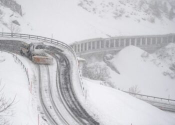Bora “bllokon” Gjermaninë, shoferët kalojnë natën brenda veturave në autostradë