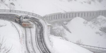 Bora “bllokon” Gjermaninë, shoferët kalojnë natën brenda veturave në autostradë