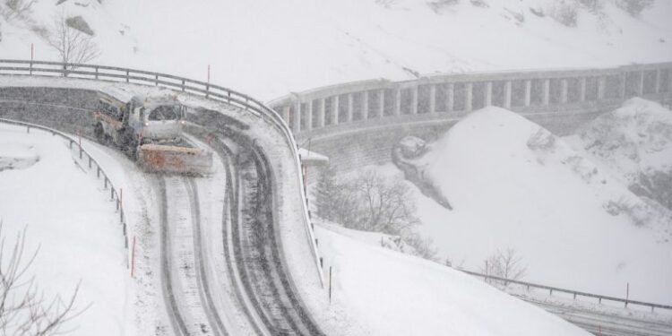 Bora “bllokon” Gjermaninë, shoferët kalojnë natën brenda veturave në autostradë
