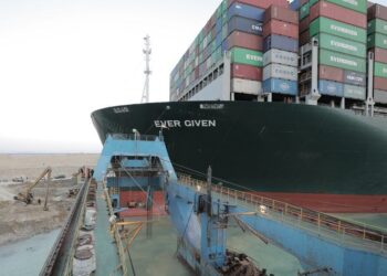 Zhbllokohet kanali i Suezit, anija gjigante më në fund largohet nga aty