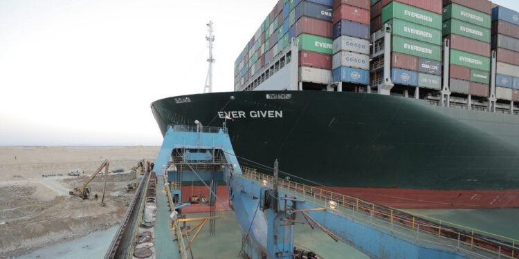 Zhbllokohet kanali i Suezit, anija gjigante më në fund largohet nga aty