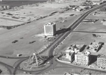 Dikur një vend i vogël në mes të shkretëtirës, pamje që tregojnë si dukej Dubai para se ‘ari i zi ‘ta transformonte përfundimisht