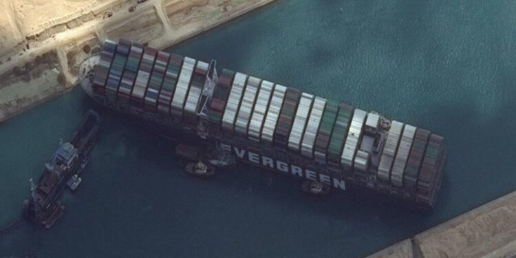 Tri mënyrat me të cilat do të tentohet të zhbllokohet Kanali i Suezit