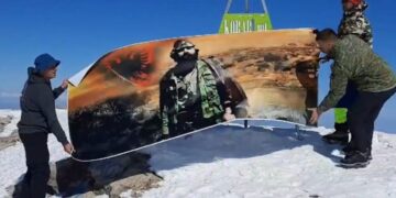 Fotografia e Adem Jasharit vendoset në një ndër majat më të larta të Ballkanit