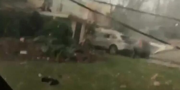Skena dramatike në qendër të Tornados, dy amerikanë “ngujohen” brenda stuhisë dhe realizojnë video rrëqethëse