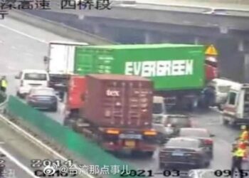 Pas anijes në Kanalin e Suezit, kamioni i Evergreen shkaktoi një bllokim trafiku në Kinë – fotografia bëhet virale