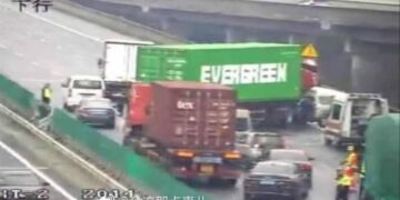 Pas anijes në Kanalin e Suezit, kamioni i Evergreen shkaktoi një bllokim trafiku në Kinë – fotografia bëhet virale