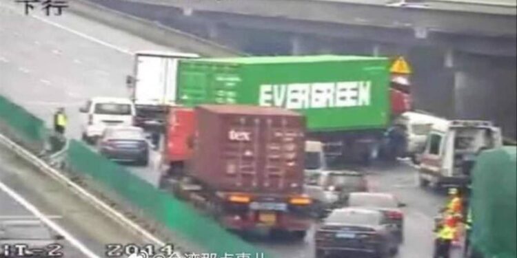 Pas anijes në Kanalin e Suezit, kamioni i Evergreen shkaktoi një bllokim trafiku në Kinë – fotografia bëhet virale