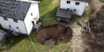 Rreth 100 gropa shfaqen papritur në Kroaci pas tërmeteve