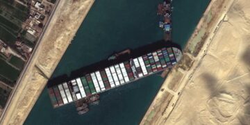 Batica që mbërrin sonte, shpresë se mund ta lëvizë anijen “Ever Given”