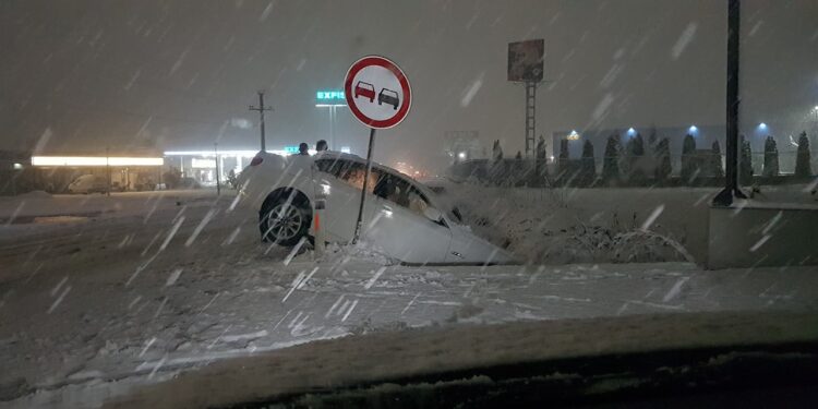 Aksident në rrugën Prishtinë-Ferizaj, shkak reshjet e borës