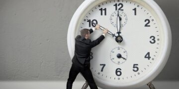 Gjatë muajit mars lëvizin akrepat: A do të jetë kjo hera e fundit që ndërrohet ora