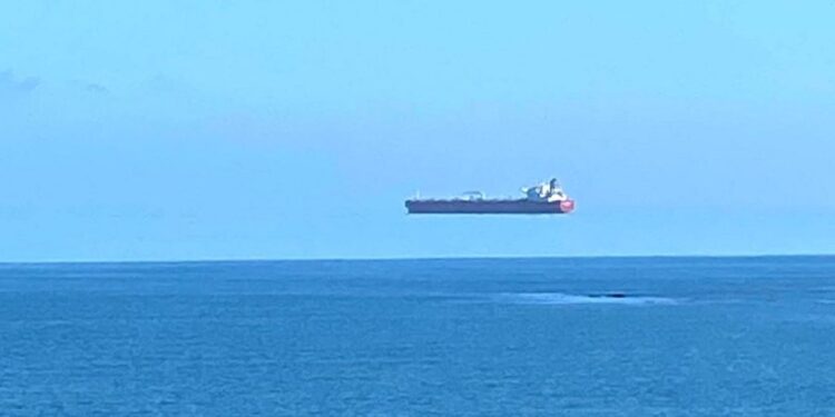 Iluzion optik: Foto e jashtëzakonshme e “anijes në fluturim”