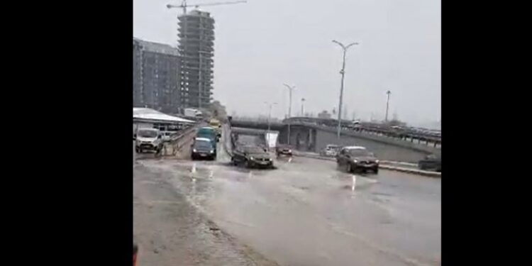 Reshjet e borës shkaktojnë probleme në qarkullim në hyrje të Prishtinës!