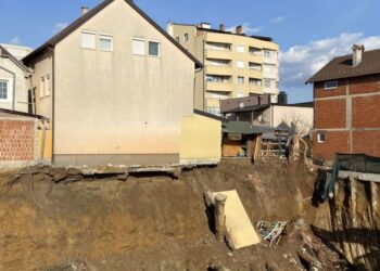 Ferizajasit gati t’i shembet shtëpia për shkak të punimeve rrëzë saj