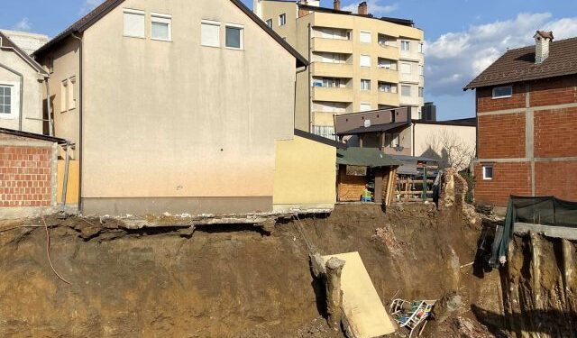 Ferizajasit gati t’i shembet shtëpia për shkak të punimeve rrëzë saj