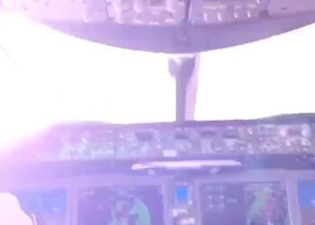 Publikohen pamjet: Rrufeja godet aeroplanin e pasagjerëve pikërisht përpara pilotëve, gjatë një stuhie