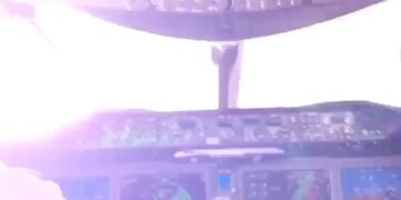 Publikohen pamjet: Rrufeja godet aeroplanin e pasagjerëve pikërisht përpara pilotëve, gjatë një stuhie